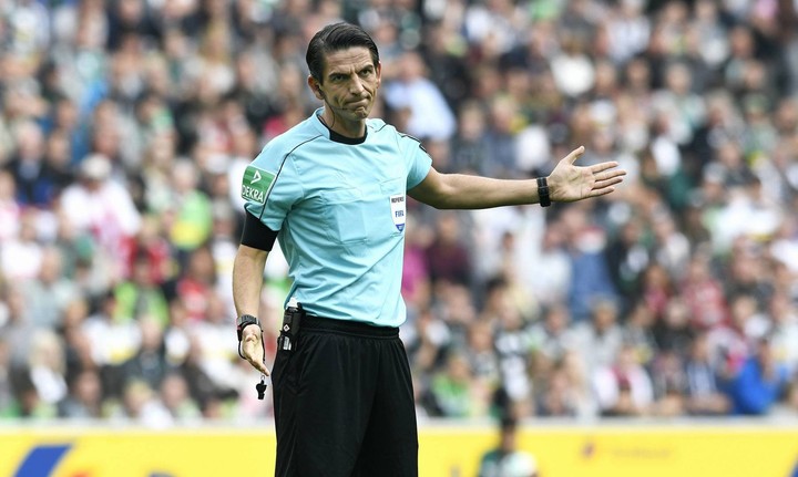 UEFA bude trestať za svetlice. Jedna skoro trafila rozhodcu